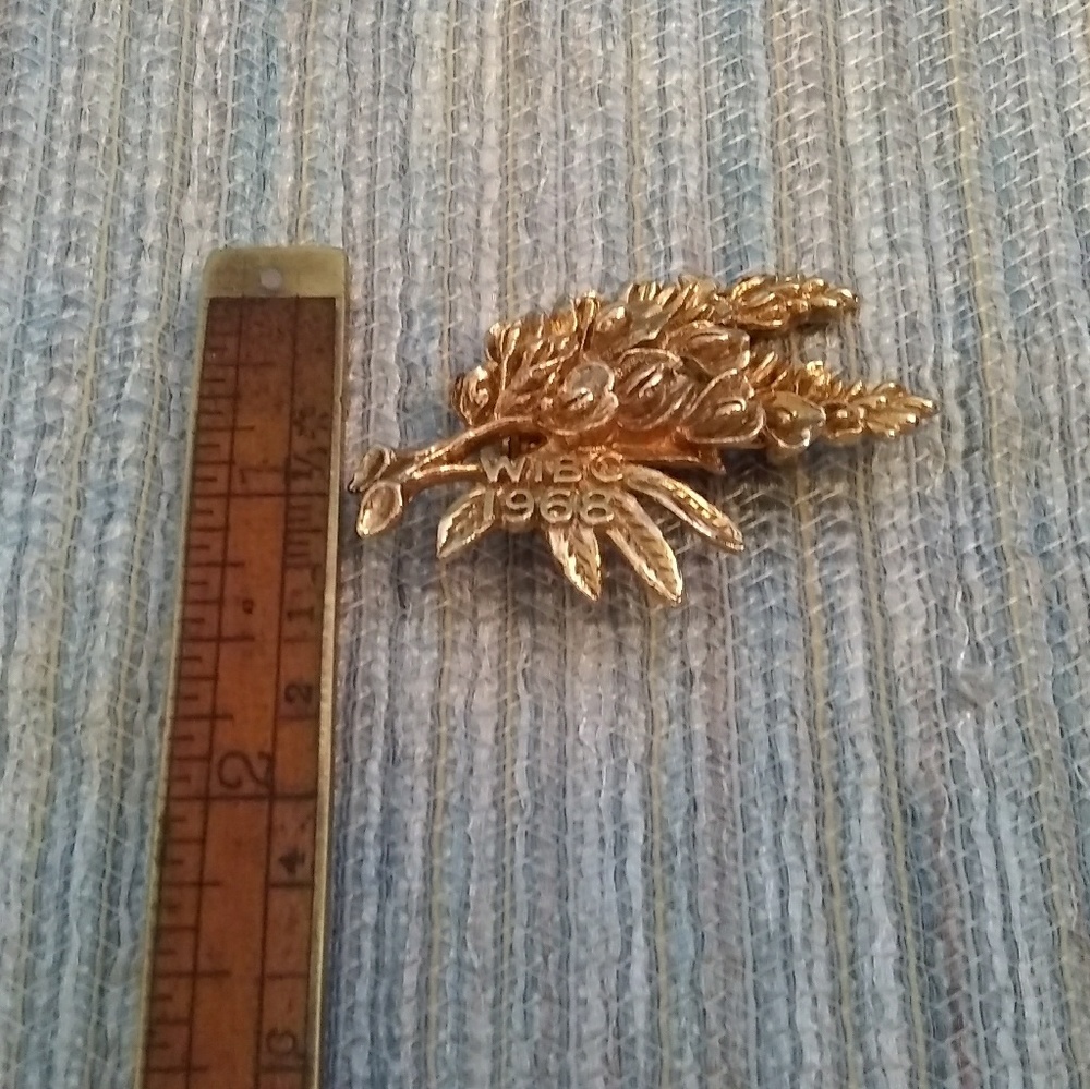 Vintage Bonnets '68 WIBC Flower Brooch Vintage Bowling Congress Gold Tone Metal - Picture 4 of 7